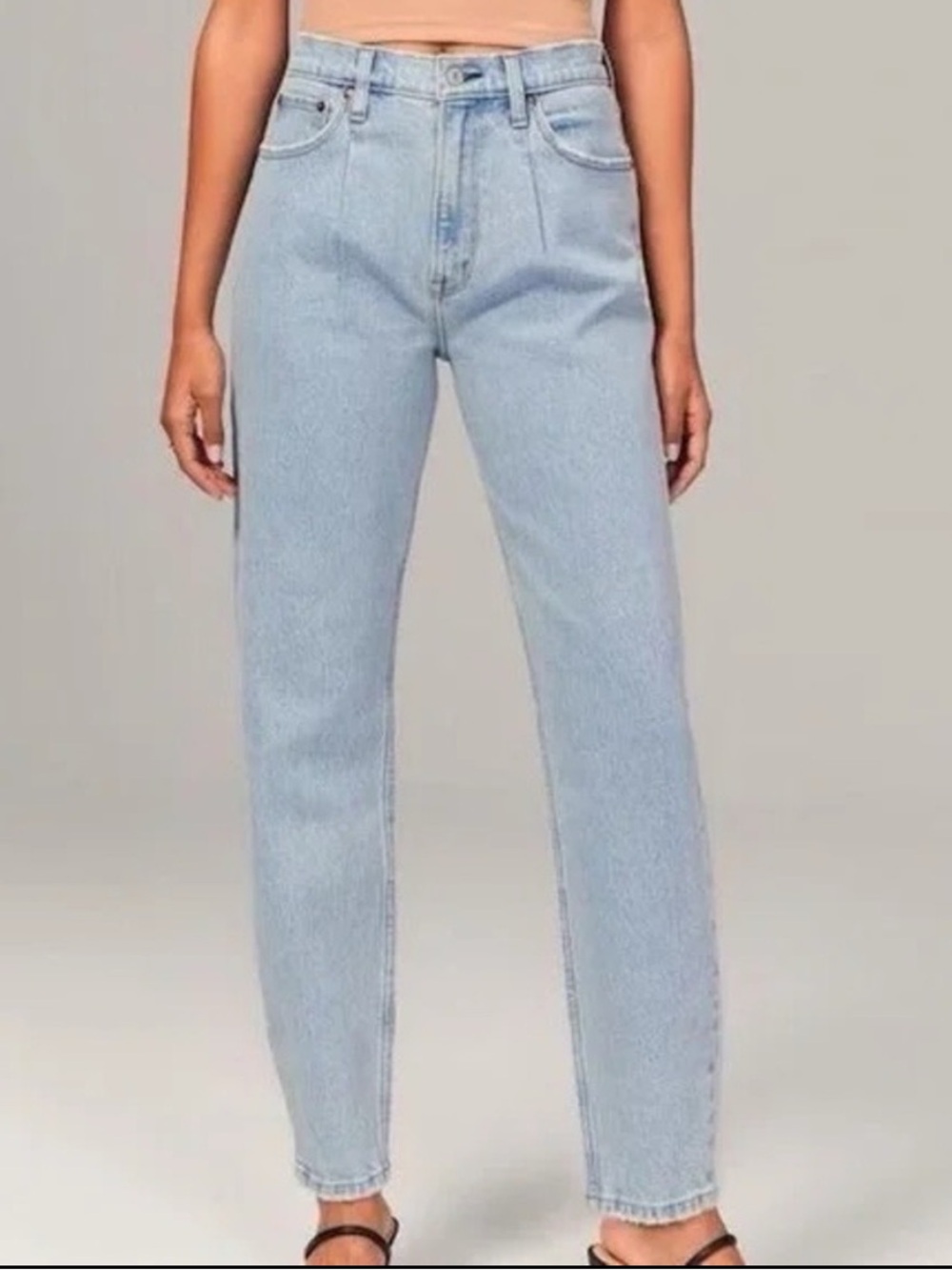 Abercrombie & Fitch pleated the 80s mom high rise light wash Jean size 28/6r